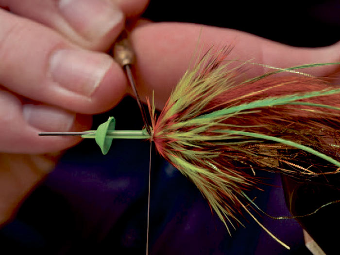 8: Hold fluen lodret og smelt meden lighter en lille krave for at sikre turboconen.