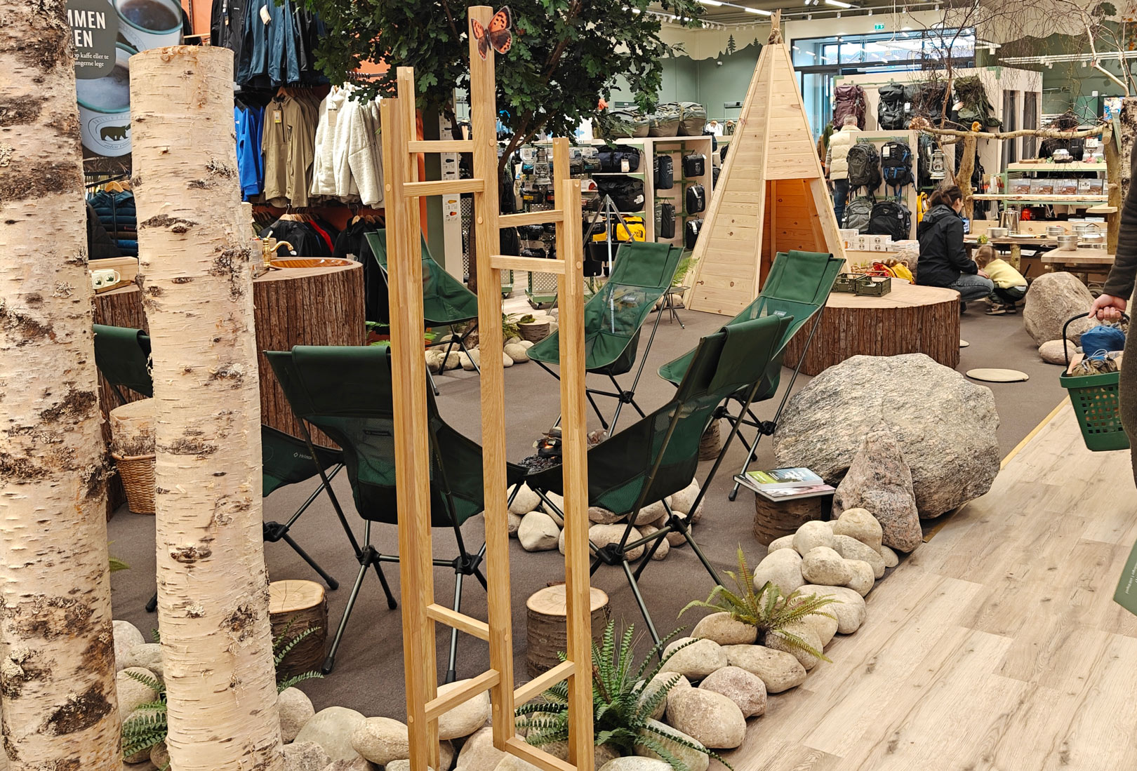 Hos Friluftsland Outlet Ringsted er der både lejrplads, vandresti og klatrevæg - samt masser af fedt outdoorudstyr.