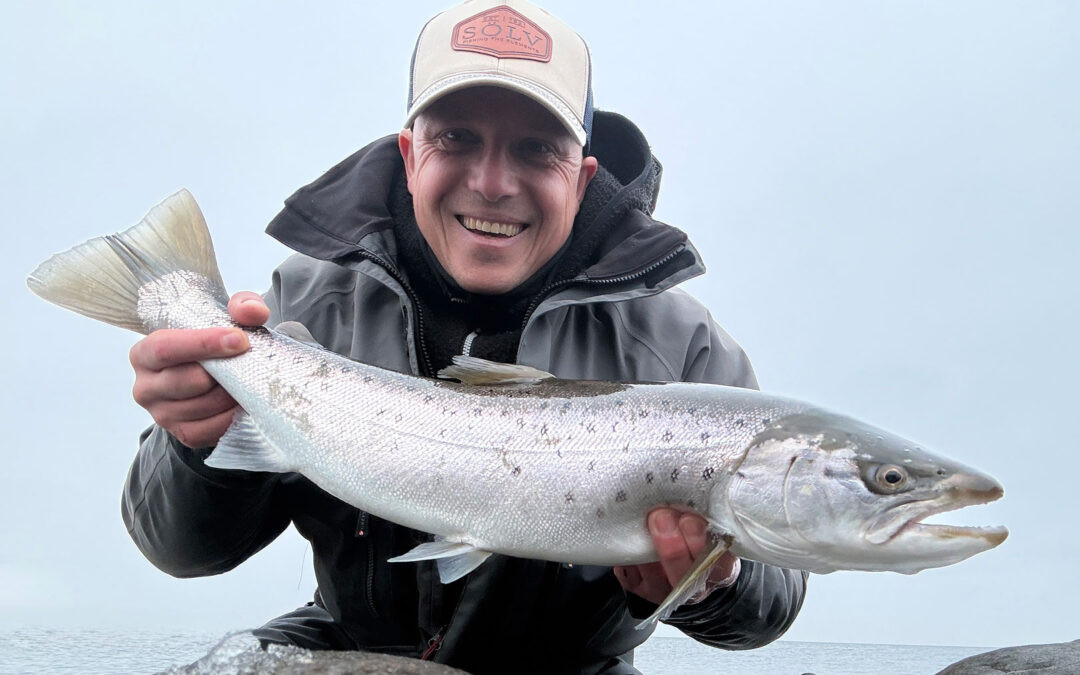 Jonas Kærlin med sin flotte havørred fanget på blink.