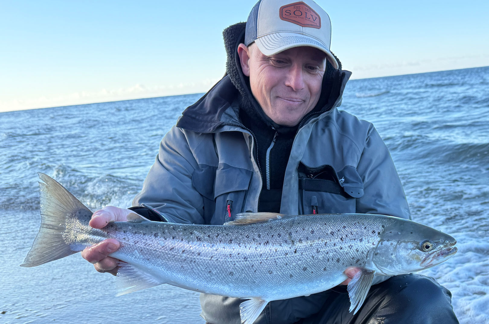 Jonas med en af sine fine havørreder fra den sjællandske nordkyst i den forgangne uge.