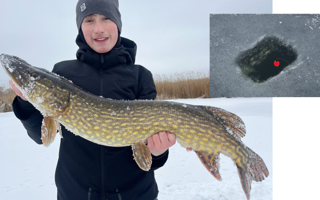 Lucas med sin første gedde fanget fra isen.