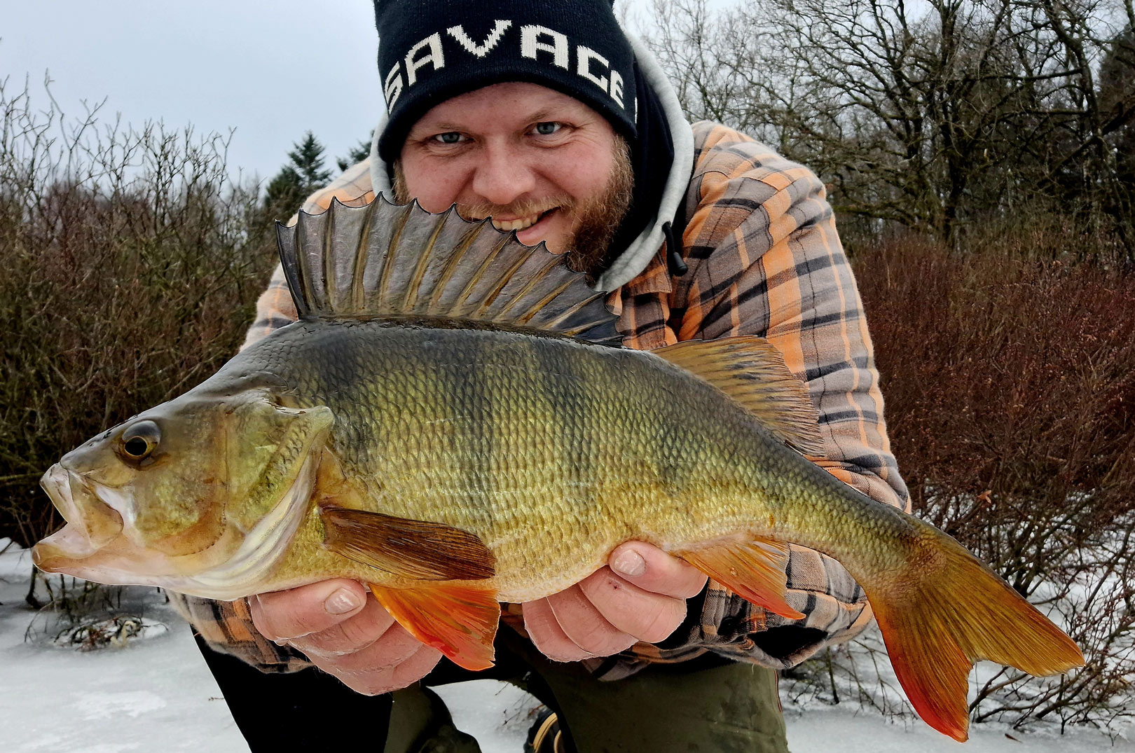 Mads med en af sine flotte aborrer taget på isen. Øverst den flotte fisk på et tæppe.