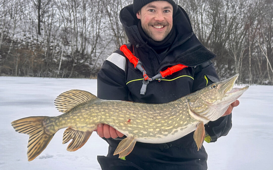 Mikkel Mahatma Altmann med en af sine flotte gedder fanget fra isen på agnfisk