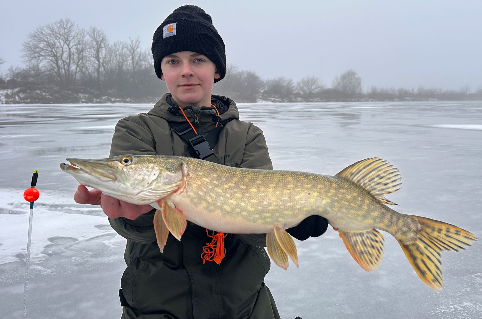 Mikkels ven med en flot isgedde. Mikkel Mahatma Altmann med en af sine flotte gedder fanget fra isen på agnfisk