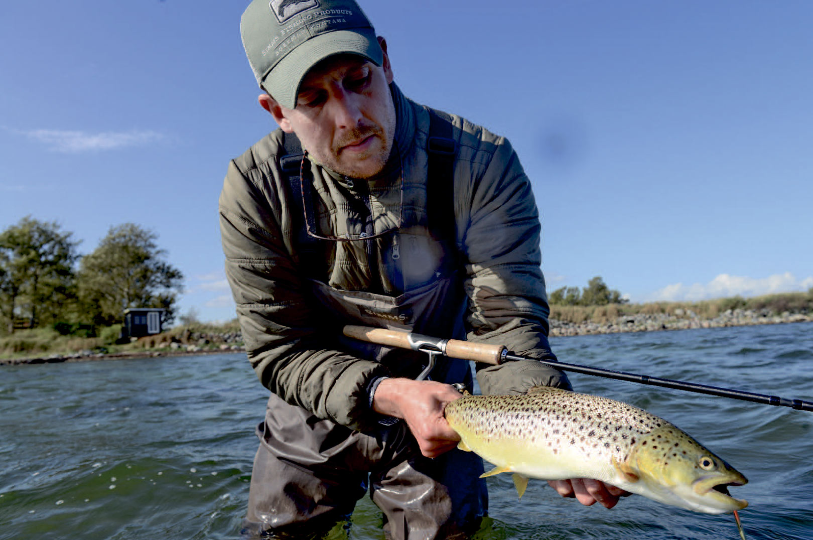 Martin Jensen – arbejder tildaglig med markedsføring af Havørred Fyn-projeket. Her holder han dog fri med en smukke gylden havørred fra det lavvandede område ud for Hestemade Huse på Drejøs østside.