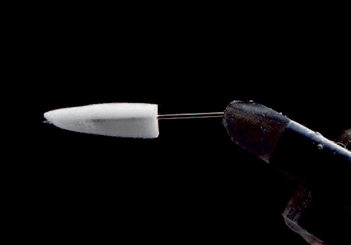 1: Klip et 2 centimeter langtstykke skum i en tykkelse som passer ind i et mylarrør str. large. Monter den på en nål, som fastsættes i stikket.