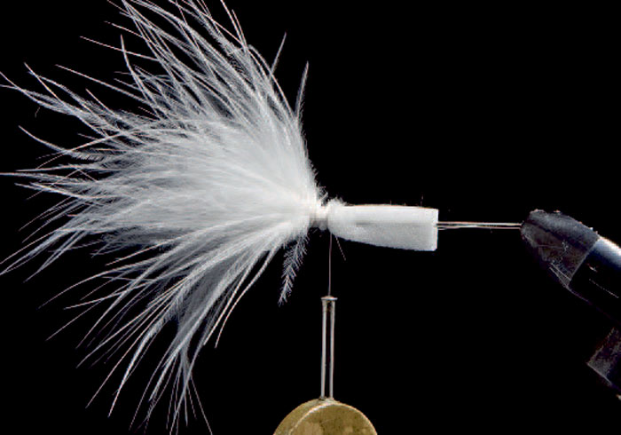 2: Bind 30 mm langt marabou oglidt flash i foamens ende og afslut med et halvstik og en dråbe sekundlim.