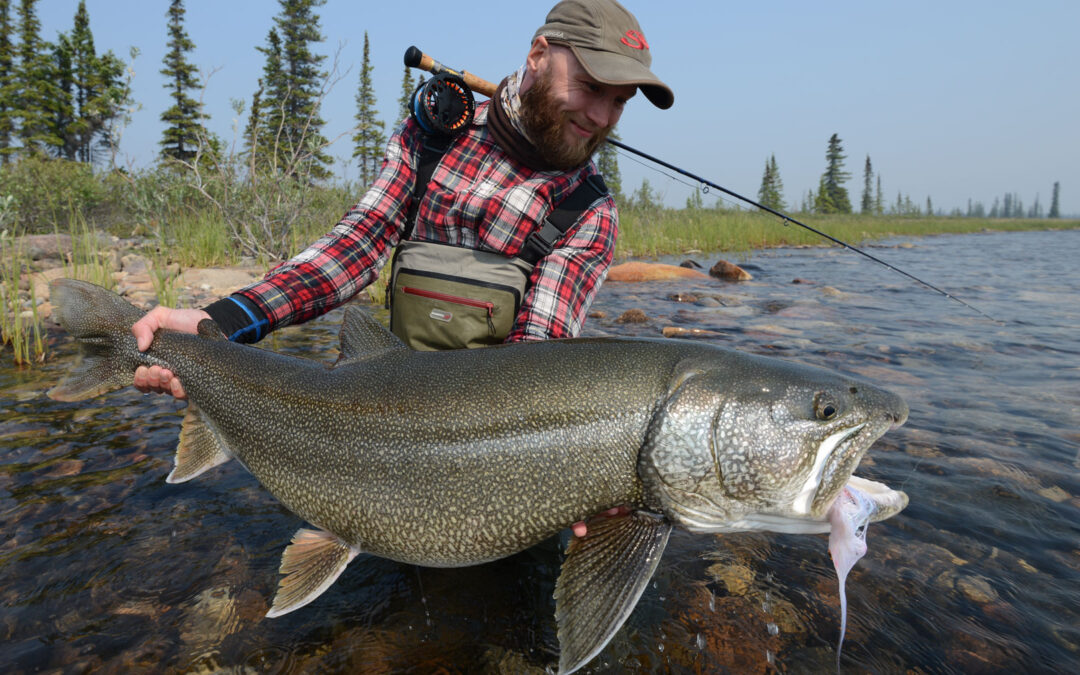 Rasmus med en massiv laketrout fra Canada.