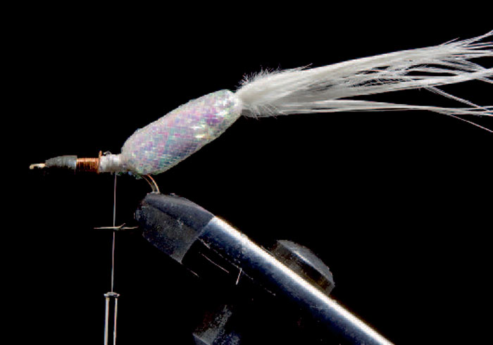 6: Sæt et conehead på enkortskaftet krog og monter den i stikket. Belast evt. yderligere med kobbertråd. Andre former for belastning fx kuglekædeøjne kan også anvendes. Fæst mylar/foam halen.