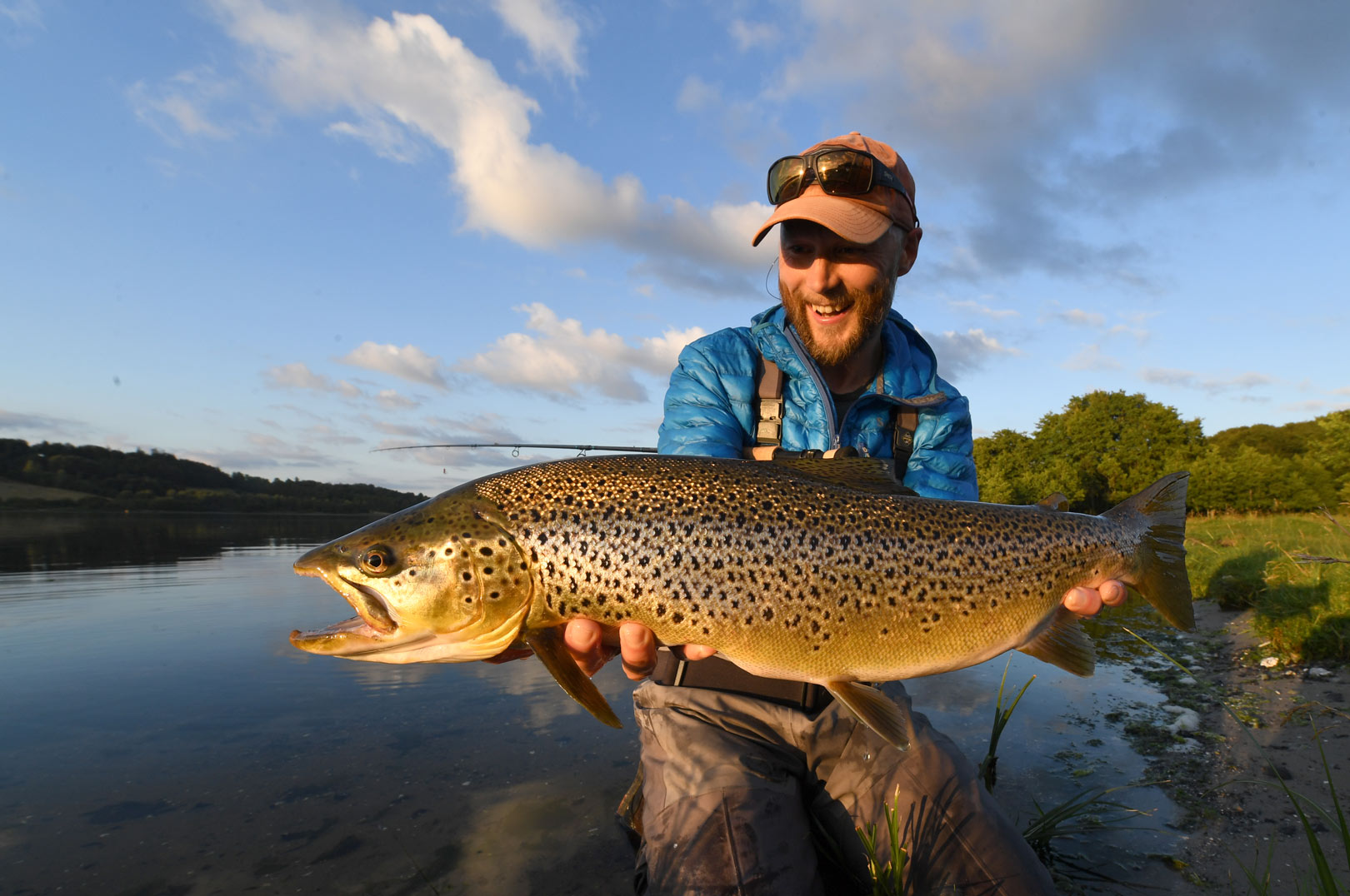 Rasmus kan naturligvis også det der med de danske havørreder til perfektion. Lls hans take på kystfluefiskeriet i bogen "Havørred - Refleksioner på kysten", som du kan købe her (REKLAME)