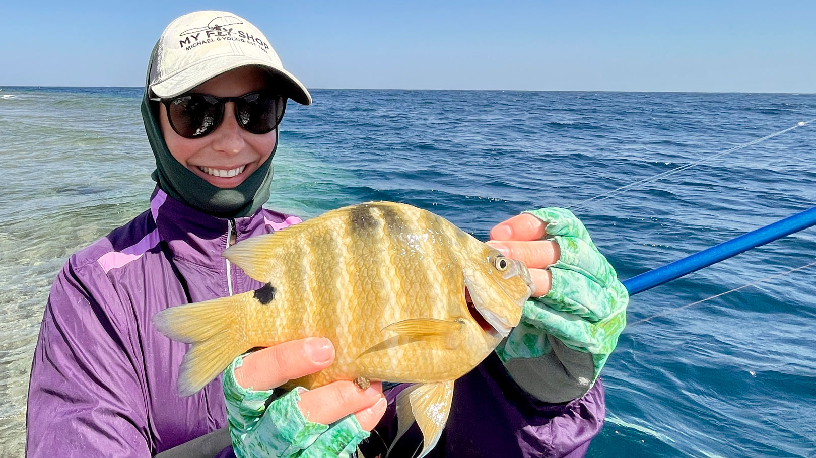 En af de fantastiske ting med GT-Getaway turene er at de ogs er perfekte som familieferie, hvor man let kan hygges sig mange timer med at fange allemulig sjove fisk som denne til Maria på revet.