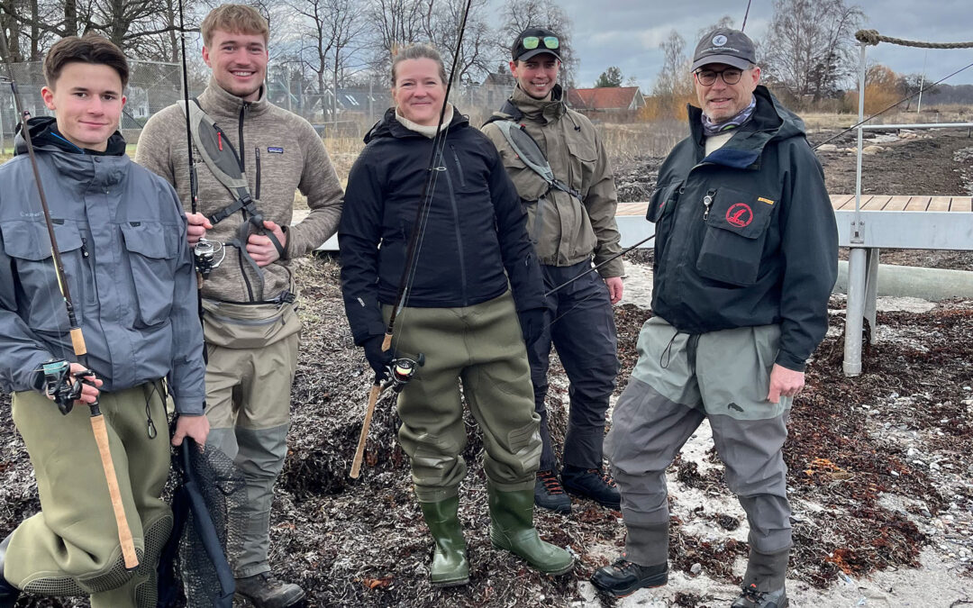 Folkdetingspolitiker Marianne Bigum fra SF på fisketur med unge og formanden fra DSF.