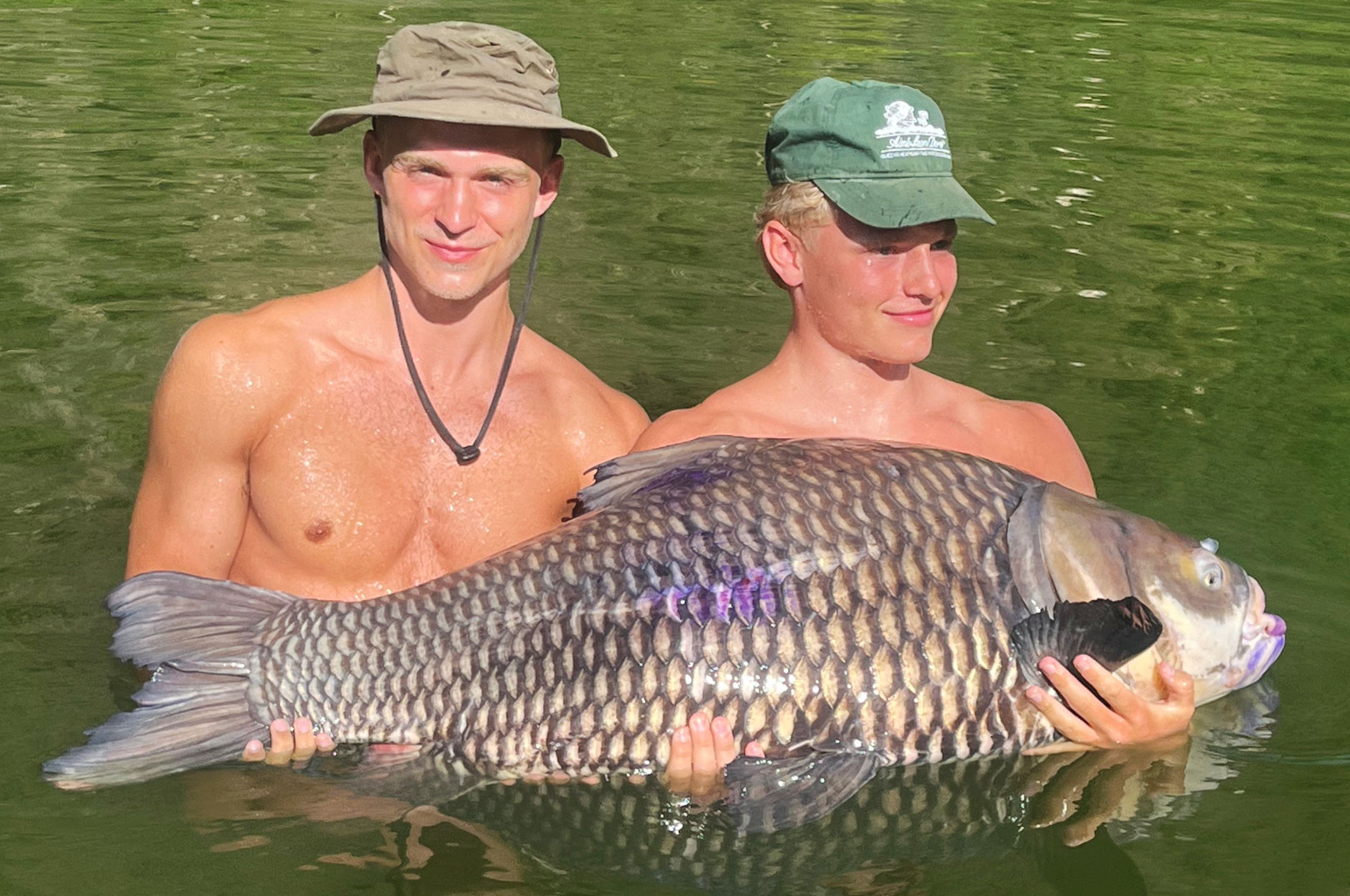 Det lykkedes Mikkel (tv) og Malthe (th) at fange denne flotte siamesiske karpe.