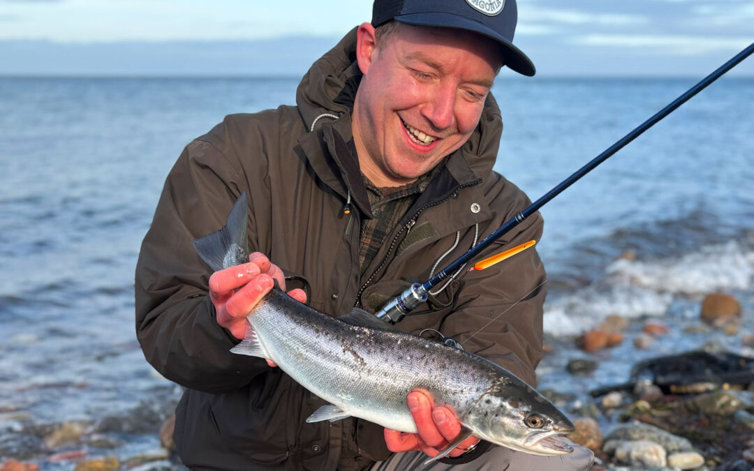 Daniel Larsen med sin flotte havørred fanget på blink.