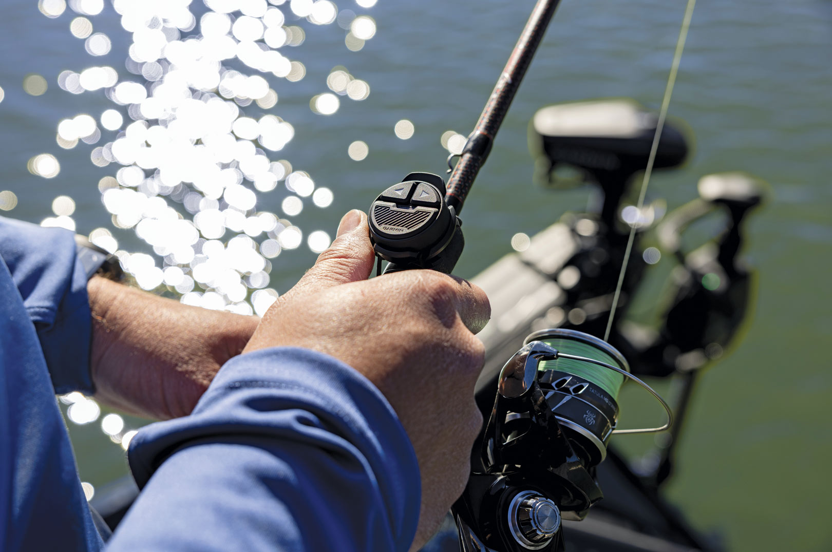 Der er jævn, hurtig og lydløs trådløs betjening med Spy Poles inkluderede lavprofil trådløse fodkontrol, stangmonterbar gestus-fjernbetjening som drejer Spy Polens retning, når du tilter stangen ved hjælp af en indbygget gyro.