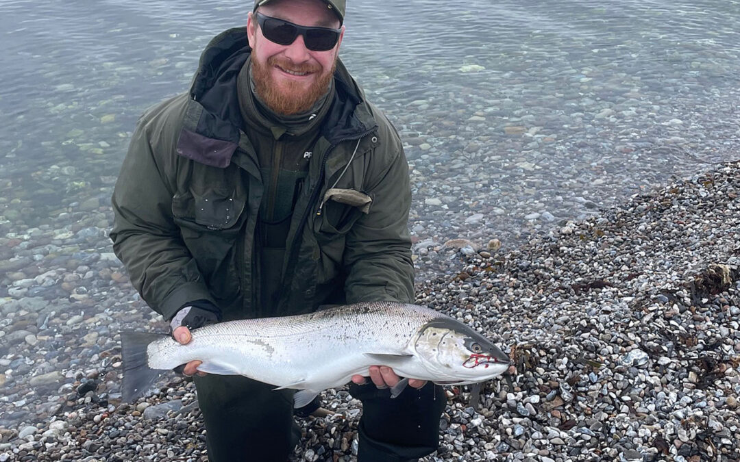 Søren Birkholm med sin flotte havørred fra Stavre strand.