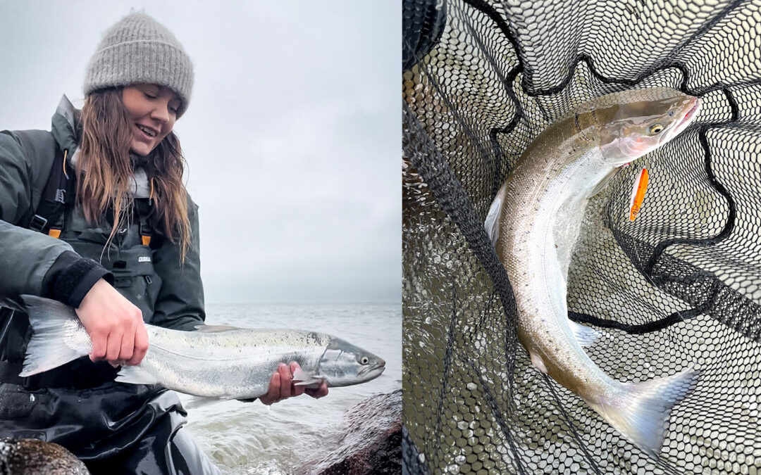 Julie Skriveren Andersen med sin flotte havørred, som hun fik lige efter isen brød på kysten.