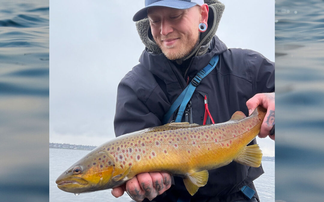Kasper Hendersson med sin flotte fjordørred taget på blink.