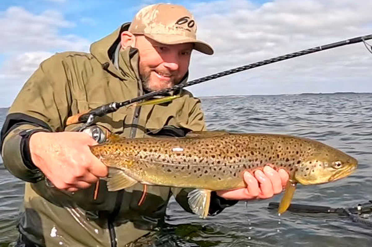 Her er en af de femten havørreder der faldt for Sixty Lures kystwobler Crazy Cuda. 