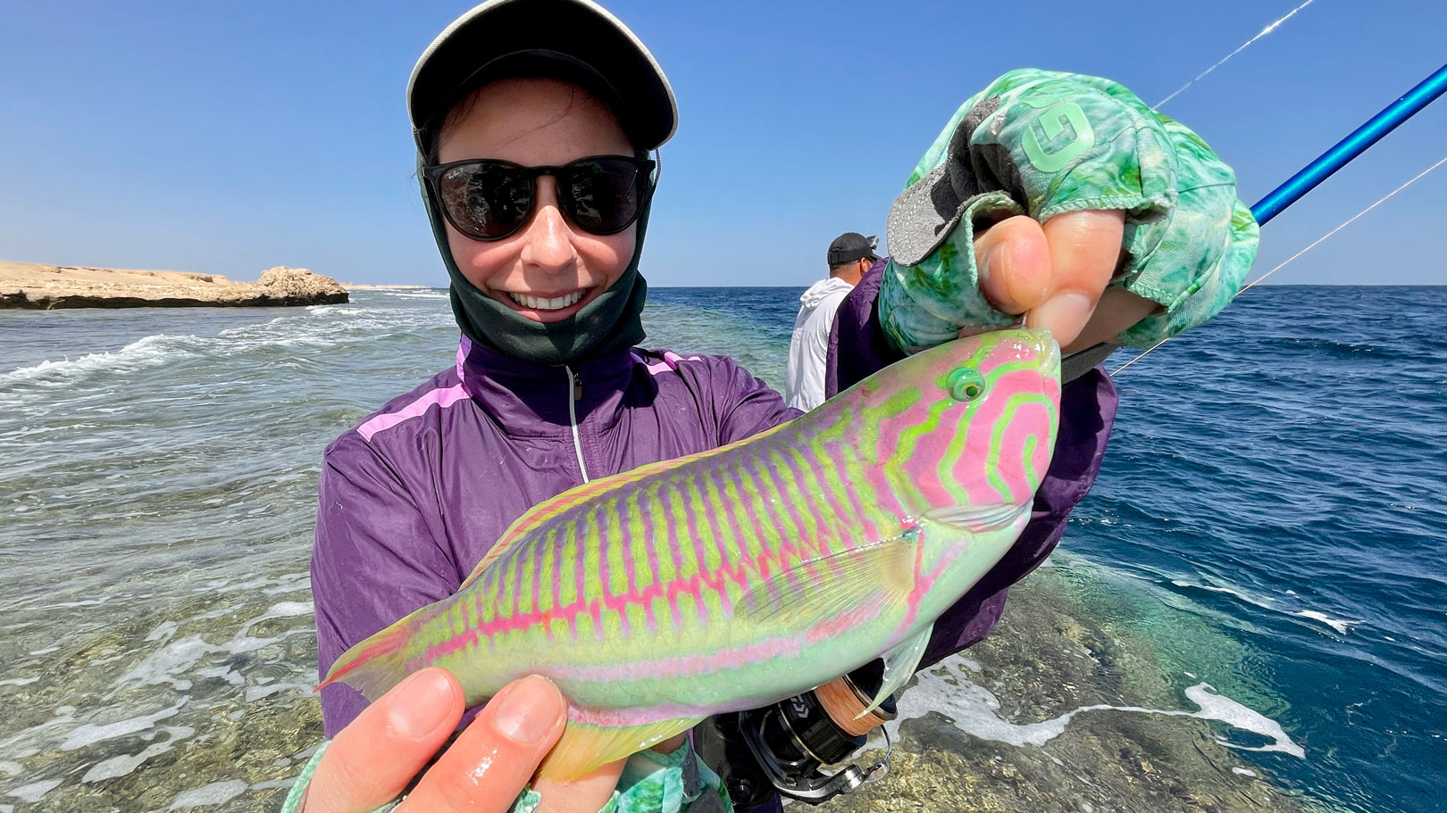Maria med en Klunzigers wrasse.