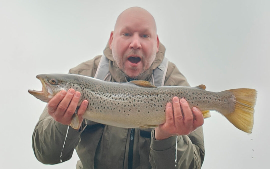 Martin Olsen med sin fine havørred fra Roskilde Fjord.