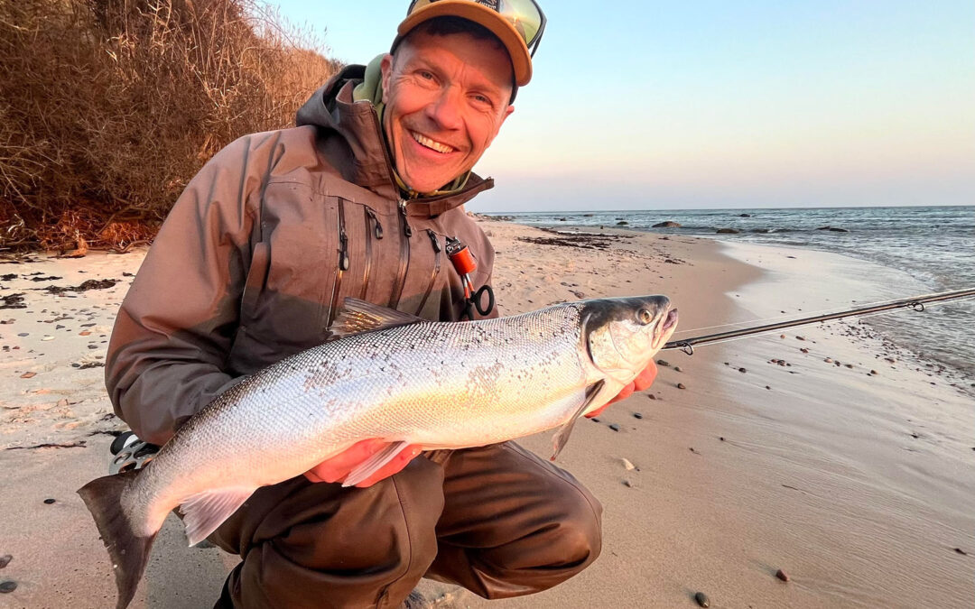 Mikkel Jungersen med sin smukke havørred fra Bornholm taget på Rune Westphals flue Sixten.