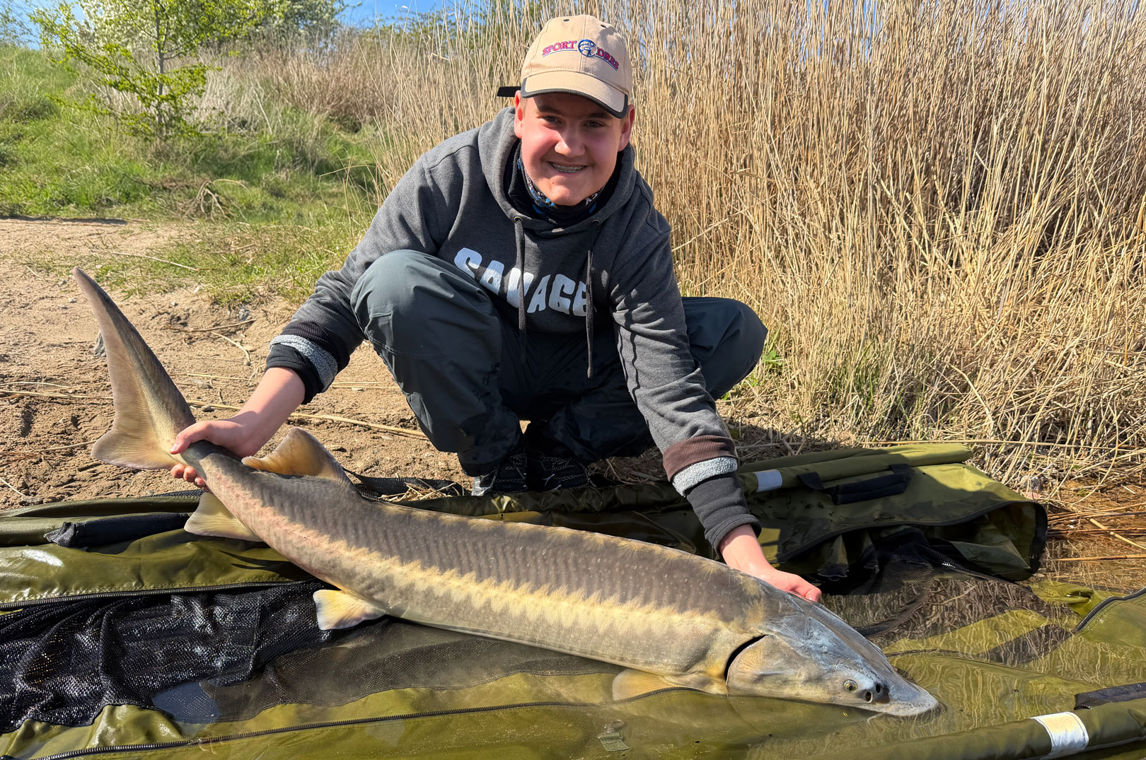 En russisk stør blev det også til. Øverst Alfred med sin flotte nye PR-regnbueørred fra Nordvestsjællands Fiskepark.