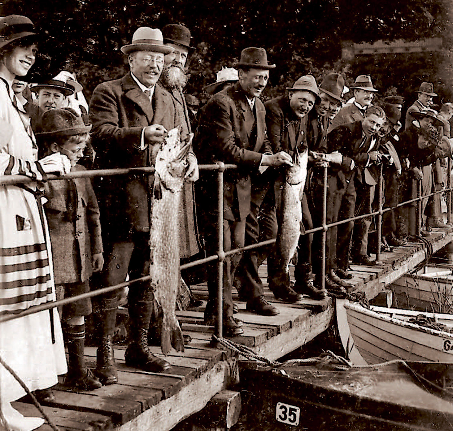 De brave lystfiskere afholdtogså fiskekonkurrencer. Her fra Jægerhusets bro ved Furesøen 6. juni 1920. Største gedde vejede 7,5 kilo og blev fanget af grosserer Lykkeberg – manden med brillerne.