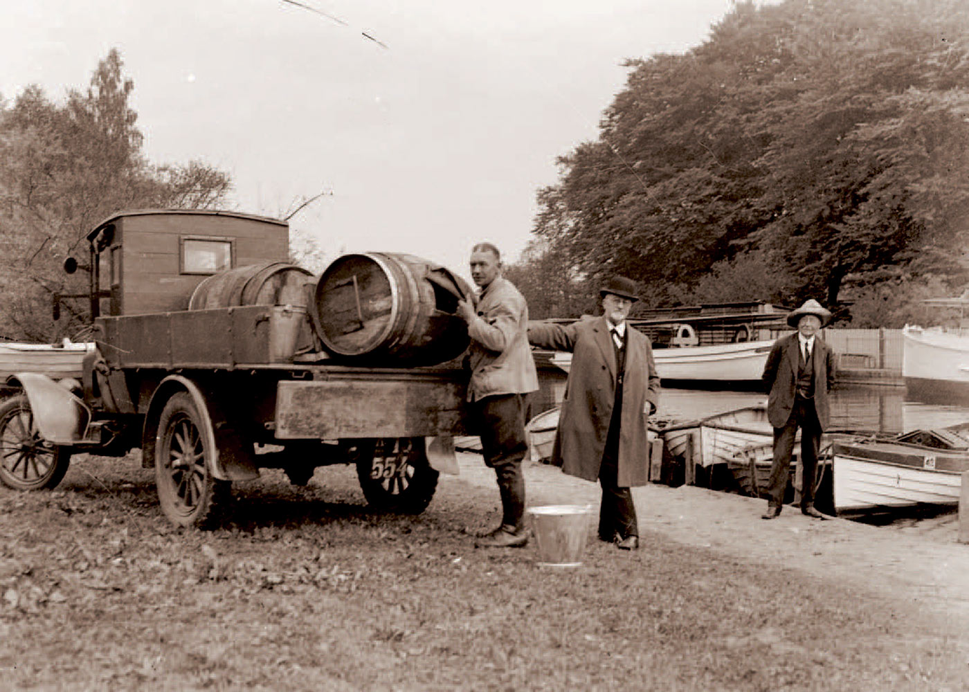 Udsætningsarbejde er det ogsåblevet til. Her fra omkring 1930, hvor der er ankommet en sending geddeyngel til udsætning i Furesøen.