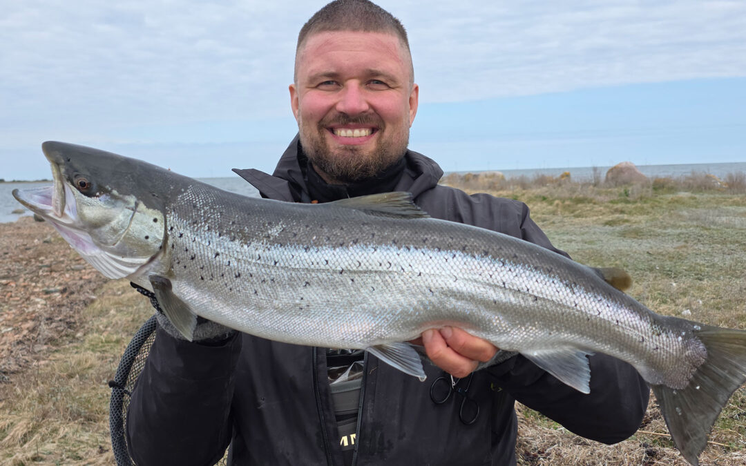 Immanuel Steimel med sin flotte havørred fra Øland.