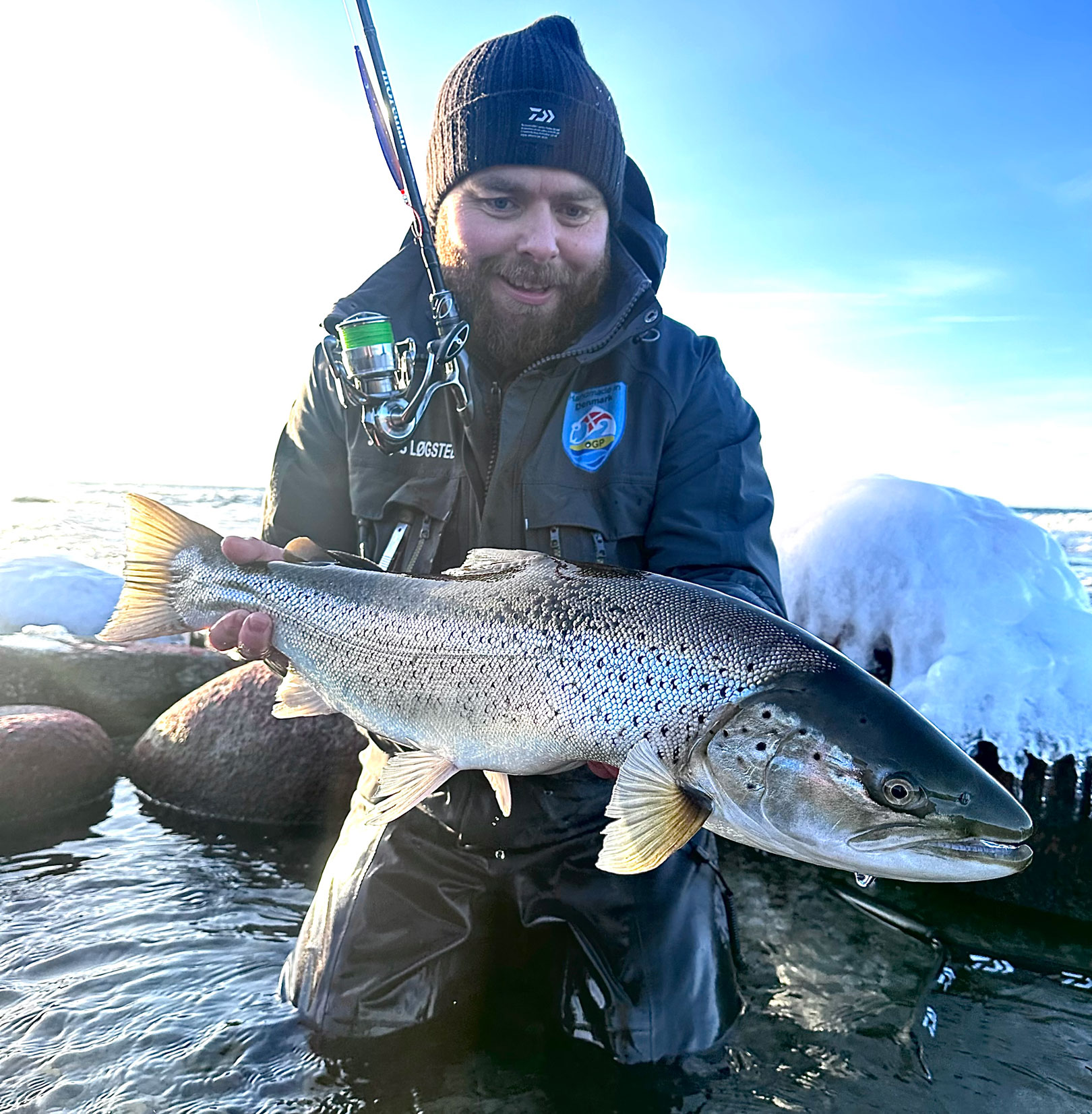 Jonas Løgsted fra Team Daiwa med sin største havørred fra turen til Gotland for nylig.