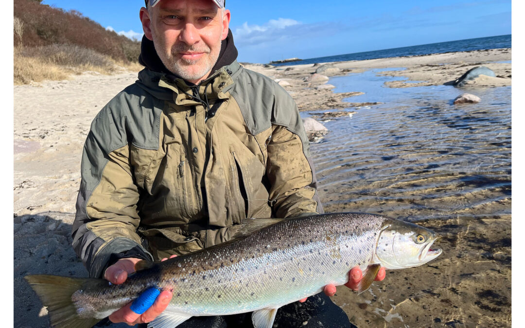 Martin Rønne Nielsen med sin havørred fra Bornholm.