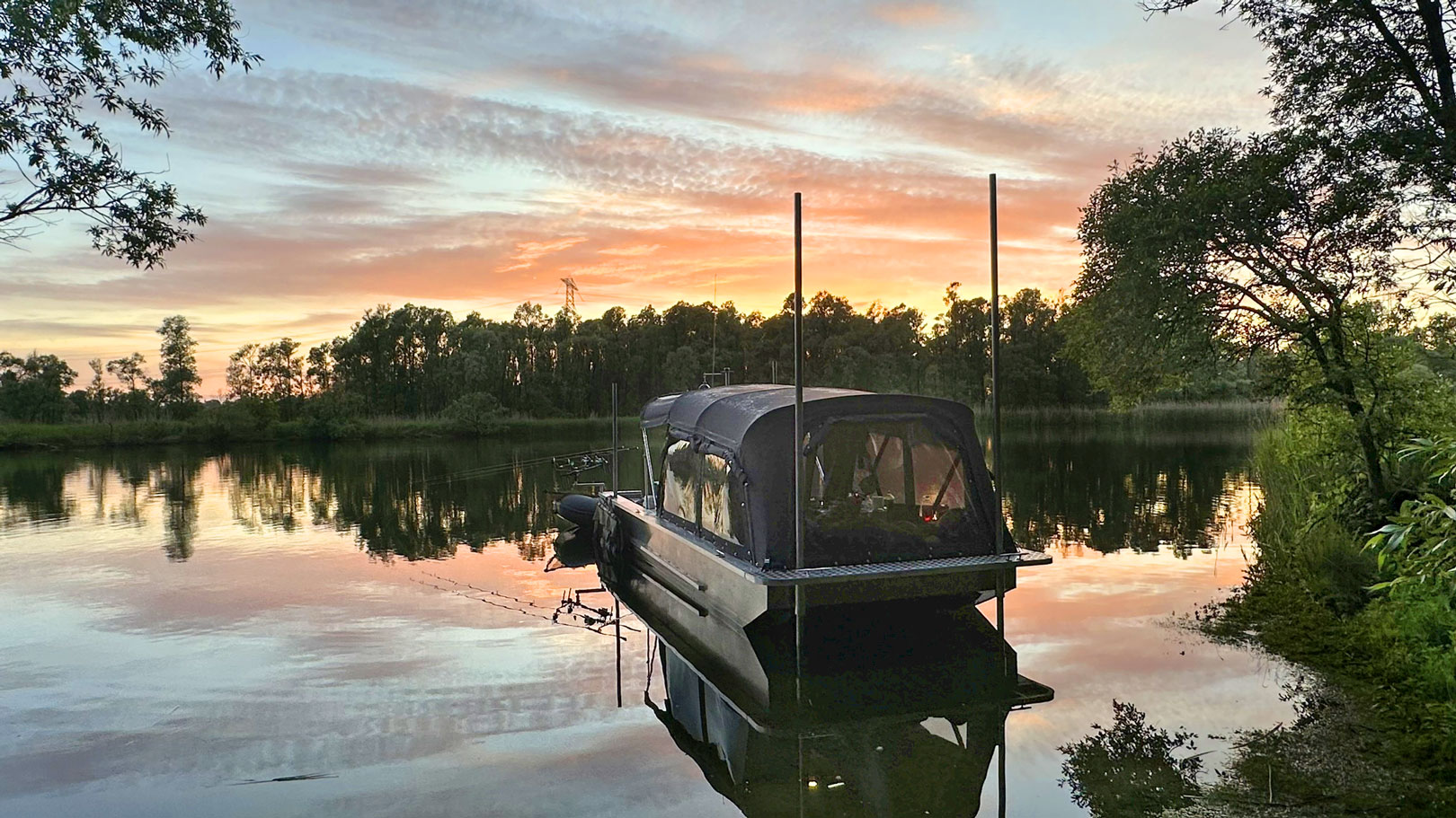 Da Biesbosch er en nationalpark er det vild natur, hvor det fleste områder er svært tilgængelige fra land. En karpebåd som denne, hvor man kan bo og fiske fra er derfor ideel til formålet.
