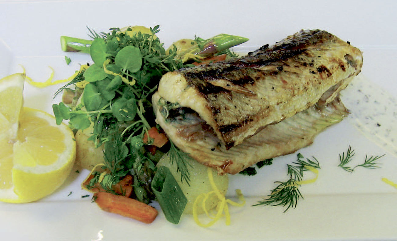 Voila! Grillet hornfisk medvarm kartoffelsalat. Kontant afregning for en herlig dag ved kysten med hele familien.
