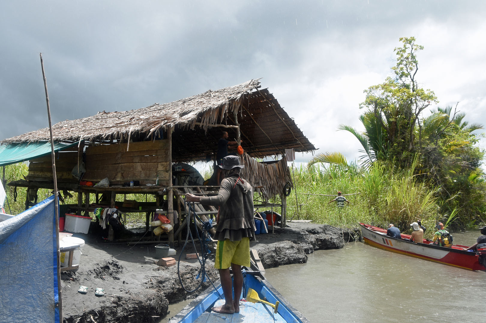 Basecamp ved søen, hvor Arnout og hans venner spiste og overnattede på turen til Papua.