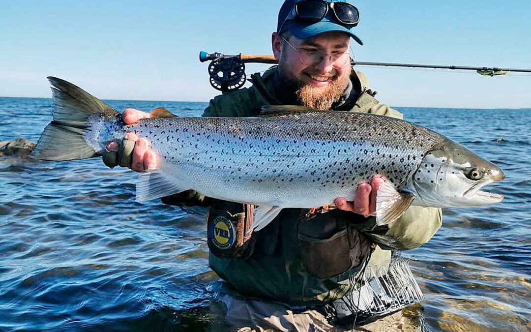 Simon Olsen med sin fantastiske havørred fra Gotland taget på flue.