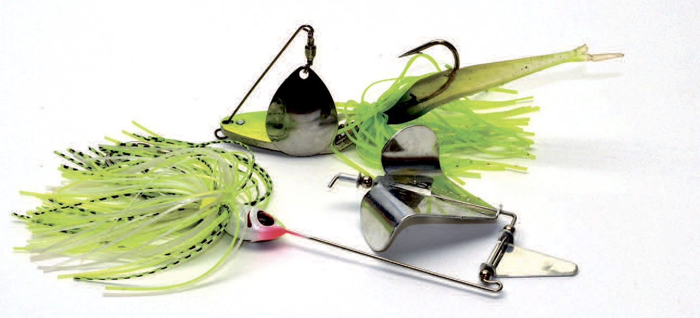 Spinnerbaits som Berkleys Blade Dancer (øverst) eller Buzzbaits somBooyah Buzz (nederst) fra Booyah Baits er underholdende og det rigtige valg, når vandet er varmt og grøden står højt.