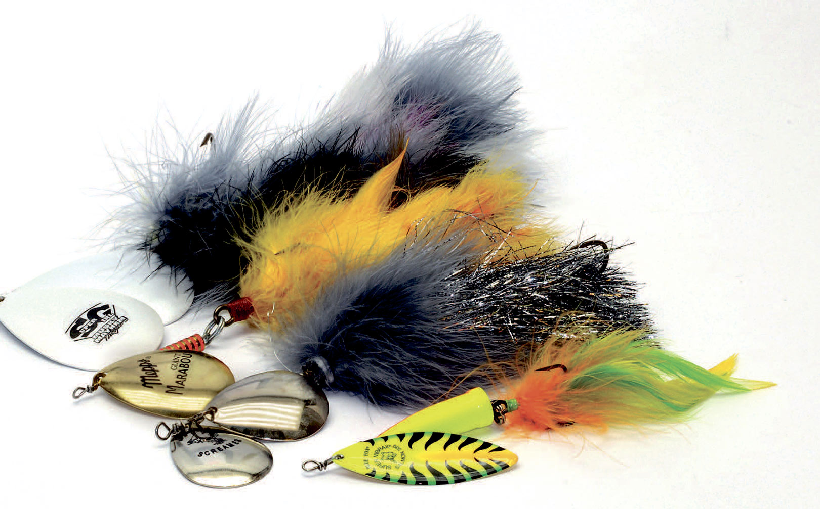 Alle fluebindere ved, at marabou er et af de mest levende og pulserende materialer. Det vækkes for alvor tillive bag turbulensen fra et par store spinnerblade. Her er et udvalg af marabou spinnere fra stort til småt. Super Girl fra Musky Mayhem, Mepps Marabou, Shumway Screamer og en Vibrax Super Salmon, hvor forfatteren selv har tilføjet fjerene.