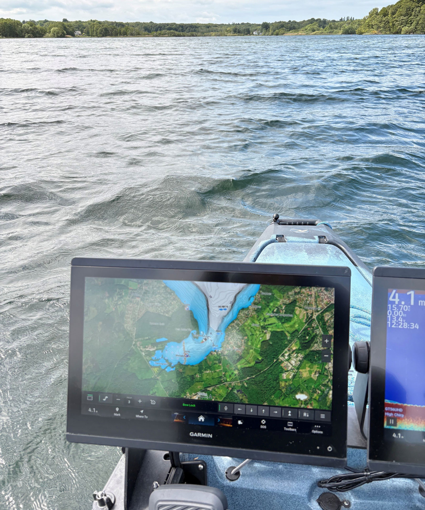 Den revolutionerende nye ankerfunktion på Force Current - Bow Lock - fungerede perfekt da Fisk & Fri var med Lars frithjuof fra Garmin på Esrum Sø for at teste den helt nye spotlock-teknologi. Øverst ser du Garmin Force Current i aktion med Bow Lock på Larses Hobie. De to forskellige spotlockfunktioner på Force Current kan både styres fra remoten som ses her - og fra de to pedaler, der om muligt endnu mere intuitivt udfører navigationen, mens du har begge hænder fri til at betjense både fiekstang og transducerpole. 