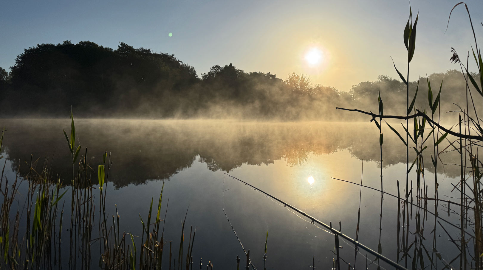 Findes der noget mere fantastik end en sudermorgen ved søen? Øverst Jens med morgenens største på 3,5 kilo.