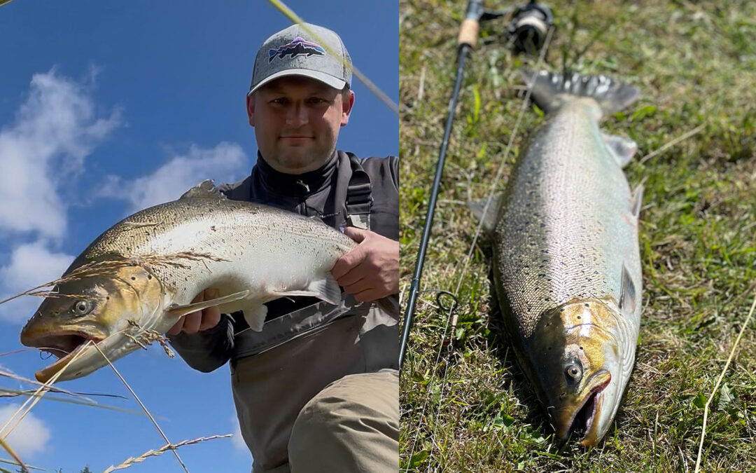 Jimmi Lind Olesen med sin flotte havørred taget på spinner i Voer Å.