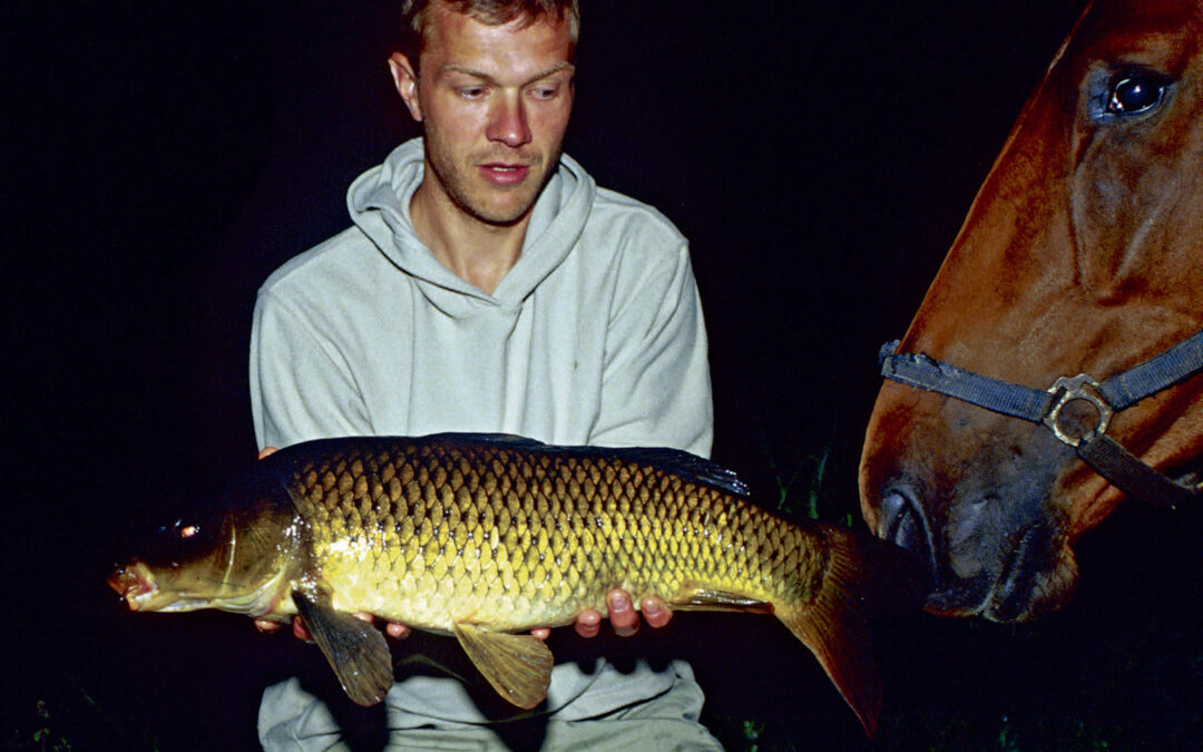 Mikkel med en smuk fluefanget skælkarpe fra en lille kanal.