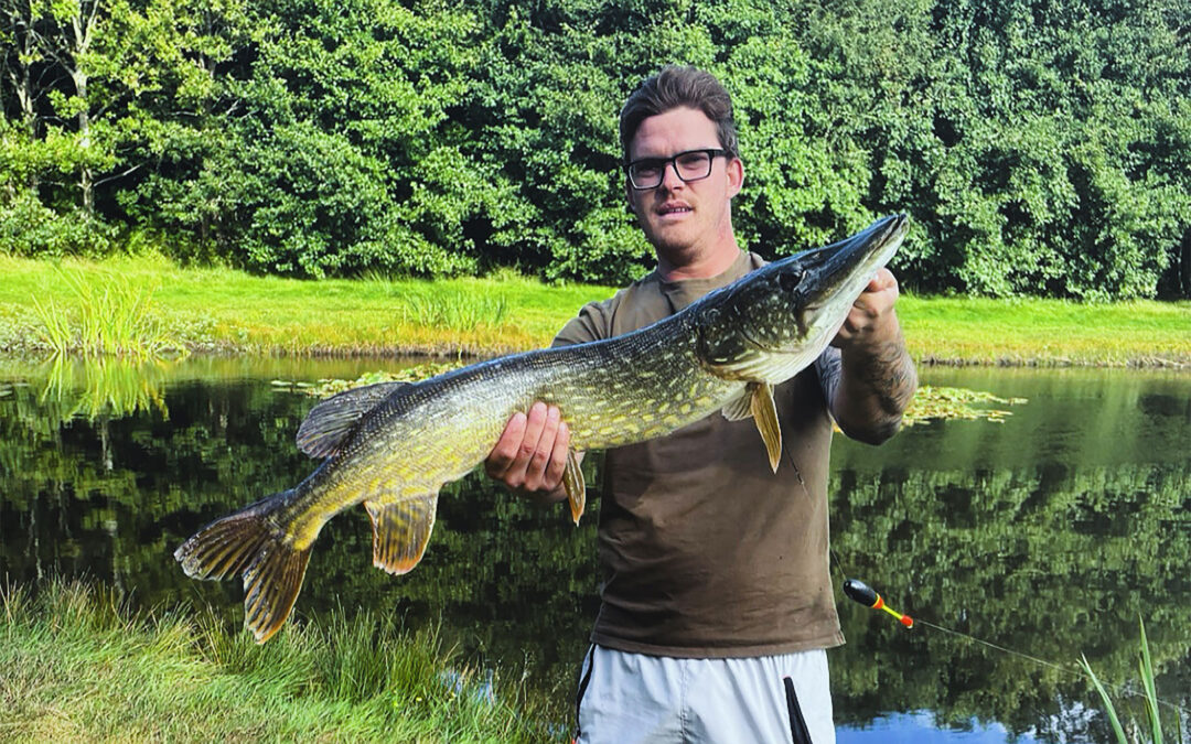 Martin Winther med sin flotte gedde taget på død agn og flåd.