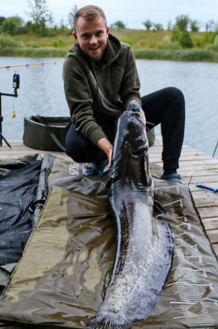 Kasper med sin malle fra Roskilde Fiskeland - Øverst Daniel og Kasper med turen største malle.