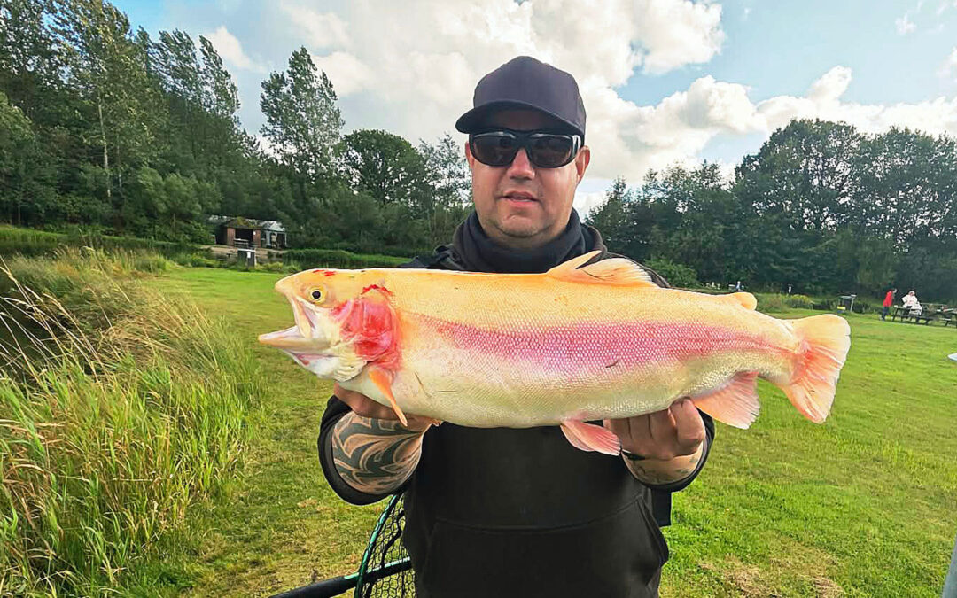 Knud Farley med sin flotte guldørred taget på blink.