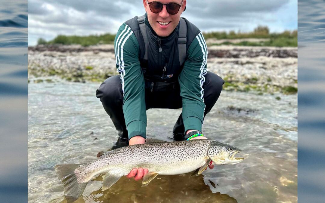 Mads Holmegaard med sin flotte havørred fra Odense Fjord.
