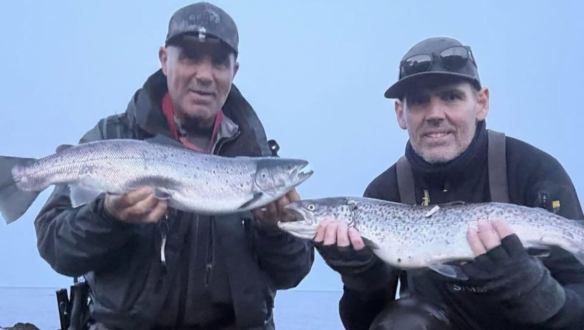 Thierry og Jannik med derres to flotte ørreder fra den Skånske kyst.