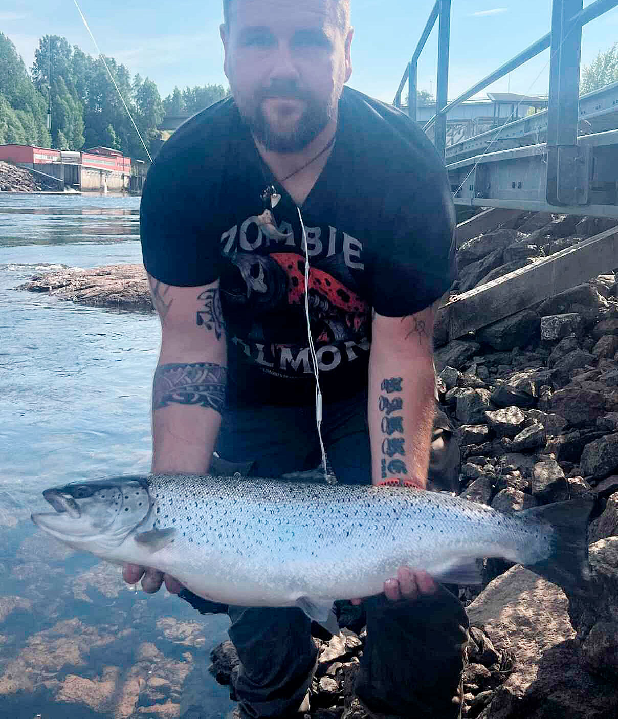 Tor med sn smuk sekskilos havørred han fik på en anden tur samme sted midt i juli.