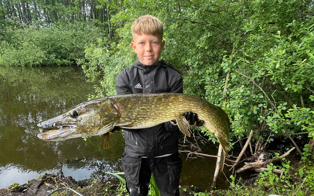Viktor Nielsne med sin flotte mosegedde fanget på jerkbait.