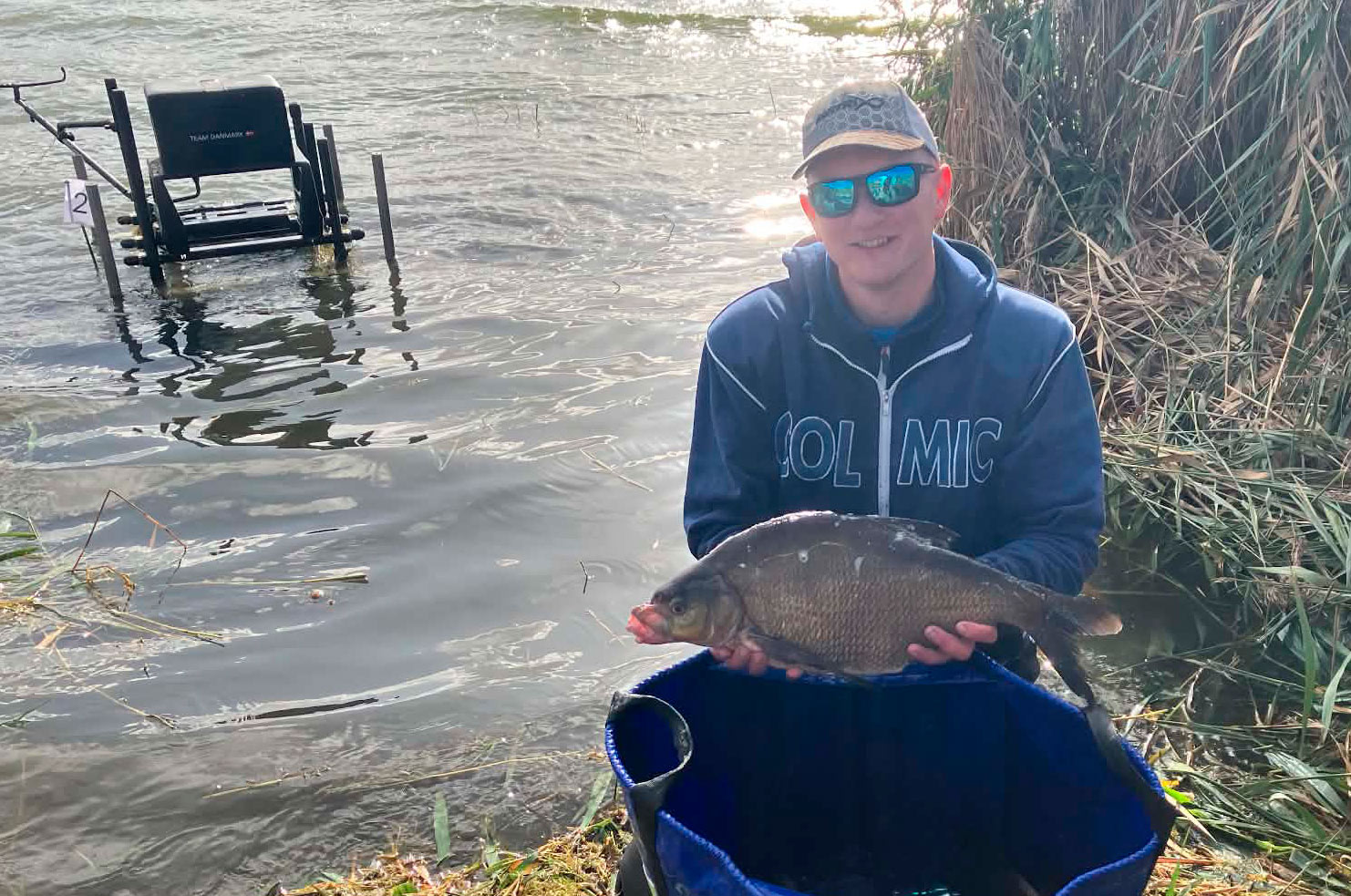 Victor Bjerre Smidt med en af søndagens store brasen. 39,0 kilo i C-sektionen blev weekendens tydeligste billede på, hvor meget fiskeriet kunne ændre sig.